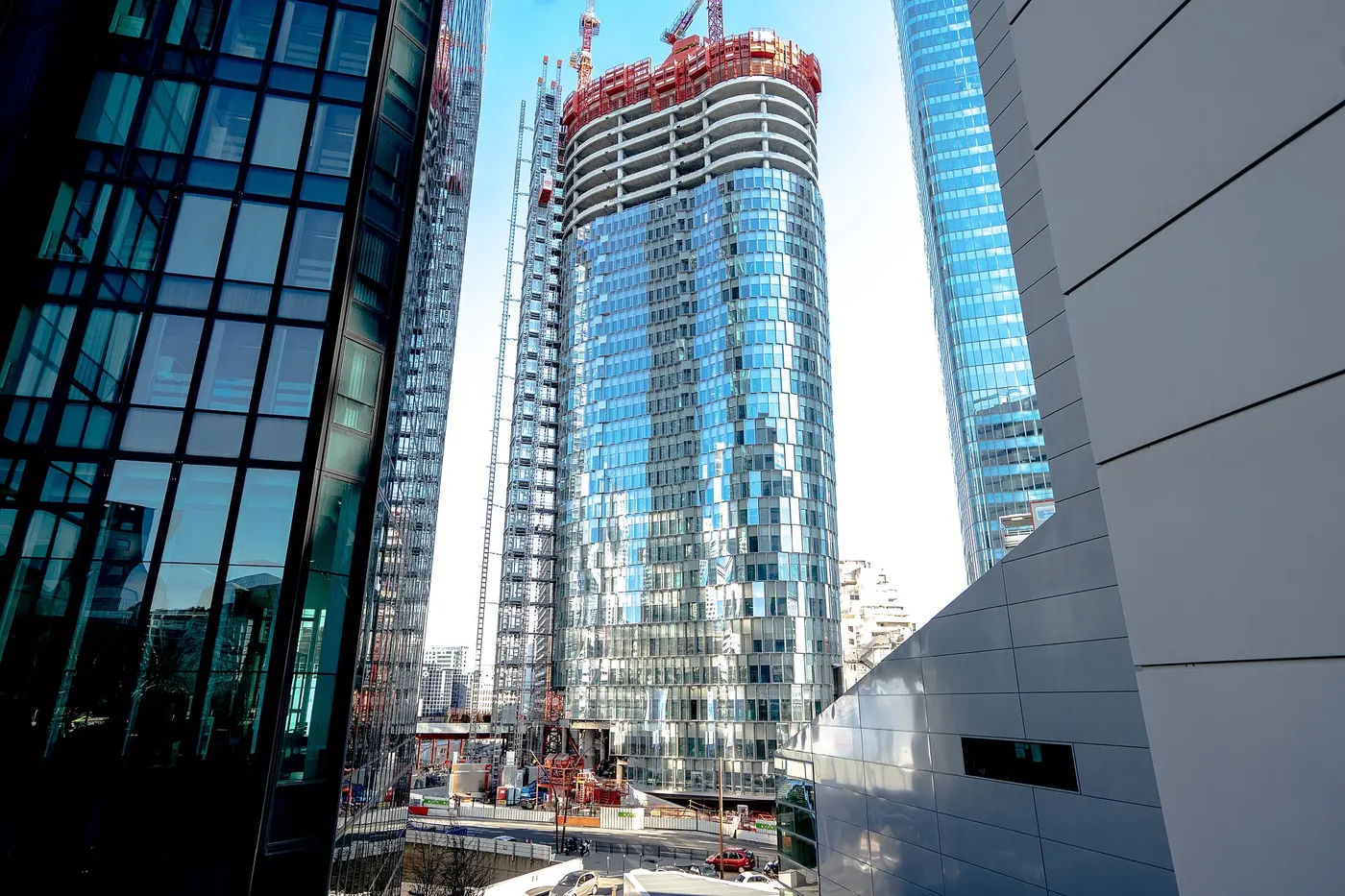 Vue d'ensemble de la tour Alto en construction, entourée d'autres tours de La Défense.