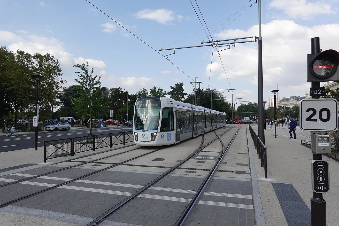 Une rame de tramway blanche sur la plateforme du T3 à la porte Dauphine, à Paris.