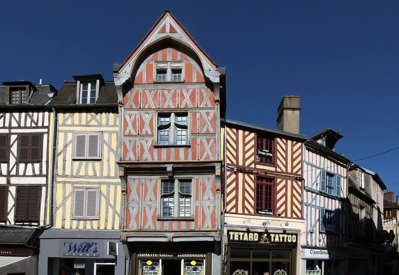 Façades de maisons anciennes à pans de bois colorés, en centre-ville d'Auxerre.